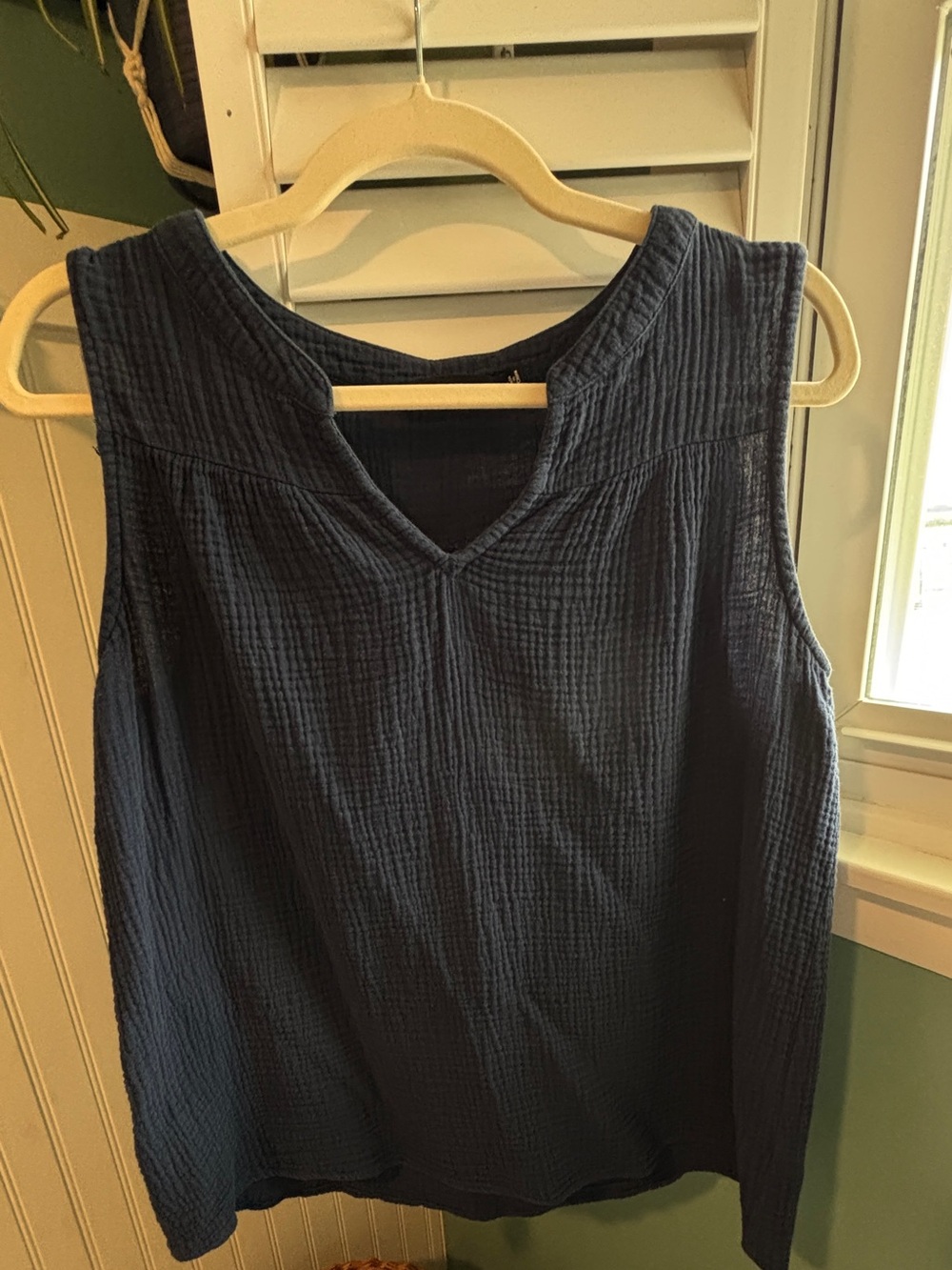 Doe & Rae Sleeveless gauze Textured V-Neck Women's Top - Navy